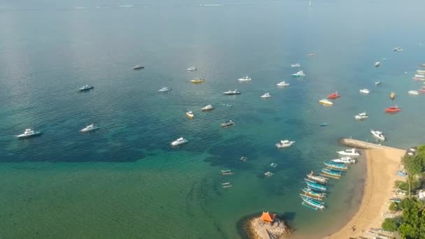 バリ島 サヌールビーチの素晴らしい航空写真 ビーチの形状はユニークで 海水は明確で ビーチに結び付けられた多くの伝統的なボートがあります — ストック動画