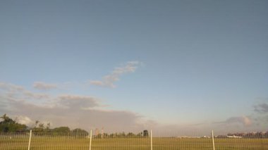 Altocumulus bulutlarının harika bir zaman atlamalı Bali otlaklar ve havaalanları üzerinde hareket