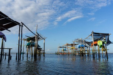 Bali/Endonezya-10 Mayıs 2019: Deniz suyu çekilirken bambuya asılan bazı Bali geleneksel tekneleri