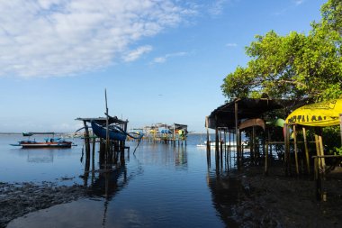 Bali/Endonezya-10 Mayıs 2019: Deniz suyu çekilirken bambuya asılan bazı Bali geleneksel tekneleri