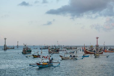 Jimbaran/Bali-May 15 2019: Bazı geleneksel Bali tekneleri Jimbaran denizi nde balık tutuyor. Bu geleneksel tekne renkli bayraklarla dekore edilmiştir.