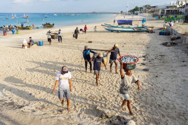 Bali/Endonezya-15 Mayıs 2019: Balıkçılar denizden evlerine dönüyor, avlarını doğrudan satılmak üzere balık pazarına getiriyorlar. Kedonganan-Bali balık pazarı, Bali adasındaki en büyük balık pazarı
