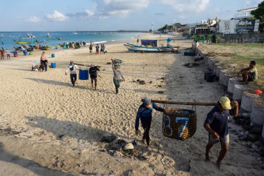 Bali/Endonezya-15 Mayıs 2019: Balıkçılar denizden evlerine dönüyor, avlarını doğrudan satılmak üzere balık pazarına getiriyorlar. Kedonganan-Bali balık pazarı, Bali adasındaki en büyük balık pazarı