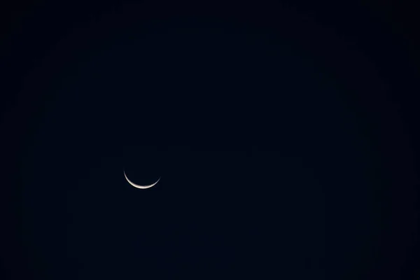 BALI / INDONESIE-01 JUIN 2019 : L'apparition du croissant de lune (colline) dans le ciel au mois de jeûne du Ramadan. Il y a un espace négatif sur cette photo — Photo