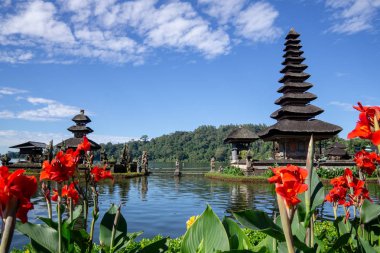 Yüzen Pura Ulun Danu iki kuleleri, Bratan Gölü üzerinde bir Hindu tapınağı, Bedugul, Bali, Endonezya