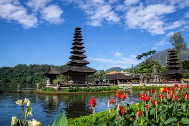Yüzen Pura Ulun Danu iki kuleleri, Bratan Gölü üzerinde bir Hindu tapınağı, Bedugul, Bali, Endonezya