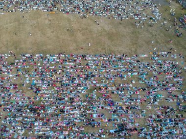DENPASAR, BALI / INDONESIA-JUNE 05-2019: Puputan Renon sahasında 2019 yılındaki Kurban ibadetinin havasından manzara. Kurban namazına binlerce cemaat katıldı. Bugünün olayı bu.