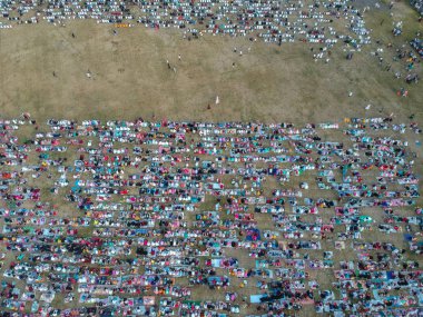 DENPASAR, BALI / INDONESIA-JUNE 05-2019: Puputan Renon sahasında 2019 yılındaki Kurban ibadetinin havasından manzara. Kurban namazına binlerce cemaat katıldı. Bugünün olayı bu.