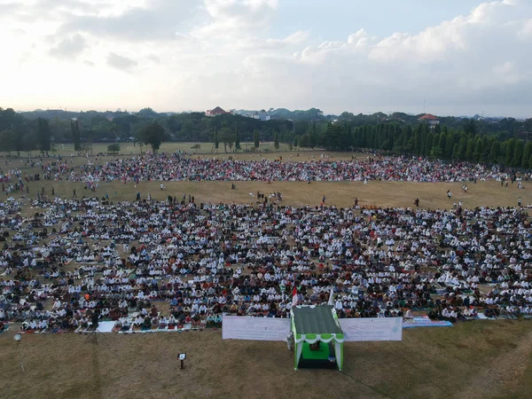 DENPASAR, BALI / INDONESIA-JUNE 05 2019: Pohled ze vzduchu modlitby Eid al-Fitr v roce 2019 na poli Puputan Renon. Eid modliteb se zúčastnily tisíce sborů. Tohle je dnešní událost. — Stock fotografie