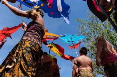 Denpasar/Bali-15 Haziran 2019: Geleneksel Bali kıyafetleri giyen Balili çocuklar, 2019 Bali Sanat Festivali'nde geleneksel uçurtma çalmaya hazırlanıyor. Bu halka açık ve ücretsiz bir olaydır.