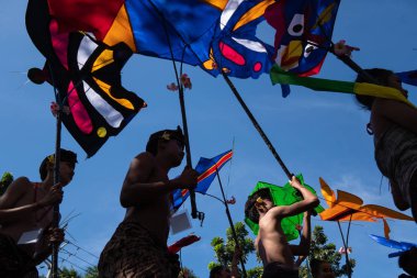 Denpasar/Bali-15 Haziran 2019: Geleneksel Bali kıyafetleri giyen Balili çocuklar, 2019 Bali Sanat Festivali'nde geleneksel uçurtma çalmaya hazırlanıyor. Bu halka açık ve ücretsiz bir olaydır.