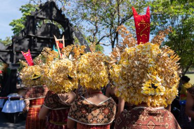 Bali Sanat Festivali 2019 açılış töreninde geleneksel Bali başlık ve geleneksel sarong giyen genç Balili kadınlar. Bu ücretsiz ve genel bir olaydır