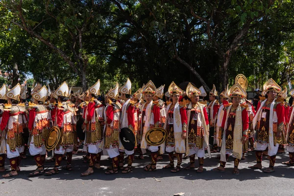 Denpasar/Bali-juni 15 2019: Baris Gede dansare är kö förbereder för showen vid invigningen av Bali Arts Festival (Pesta Kesenian Bali) 2019. Detta är en fri och offentlig händelse — Stockfoto