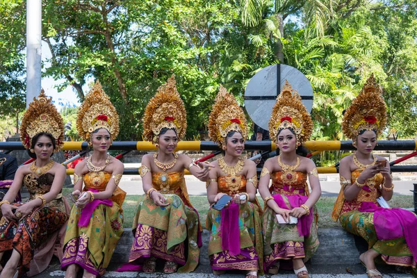 Denpasar / bali-juni 15 2019: junge balinesische Frauen mit traditioneller balinesischer Kopfbedeckung und traditionellem Sarong bei der Eröffnungszeremonie des bali art festivals 2019. dies ist eine kostenlose und öffentliche Veranstaltung — Stockfoto