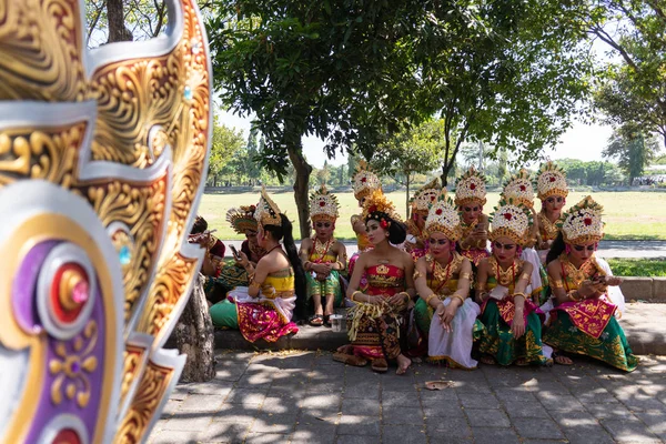 Denpasar/Bali-15 Haziran 2019: Bali Sanat Festivali 2019'un açılış töreninde geleneksel Bali başlığı ve geleneksel sarong giyen genç Balili kadınlar. Bu ücretsiz ve genel bir olaydır — Stok fotoğraf