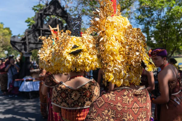Молодые балийские женщины в традиционном балийском головном уборе и традиционном саронге на церемонии открытия фестиваля балийского искусства 2019 года. Это бесплатное и публичное мероприятие — стоковое фото