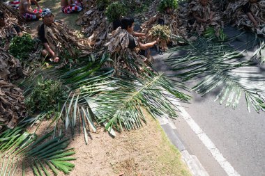 Denpasar/Bali-15 Haziran 2019: Barış Memedi veya Keraras, kurutulmuş muz yapraklarından yapılmış kostümlerle dans. İnsanların ruhlarını cennete tanıtan büyülü bir danstır. Genel ve ücretsiz etkinlik