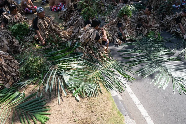 Denpasar/Bali-15 Haziran 2019: Barış Memedi veya Keraras, kurutulmuş muz yapraklarından yapılmış kostümlerle dans. İnsanların ruhlarını cennete tanıtan büyülü bir danstır. Genel ve ücretsiz etkinlik