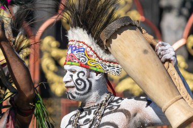 Denpasar/Bali-15 Haziran 2019: Papuan kabilesi dansçısı, 2019 Bali Sanat Festivali'nde (Pesta Kesenian Bali) gösteri den önce poz ve hazırlanıyor. Bu halka açık ve ücretsiz bir olaydır.