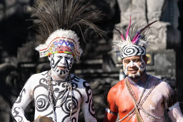 Denpasar/Bali-Czerwiec 15 2019: tancerz plemienia papuan stwarzając i przygotowując przed wykonaniem na Bali Arts Festival 2019 (Pesta Kesenian Bali). Jest to wydarzenie publiczne i bezpłatne — Zdjęcie stockowe