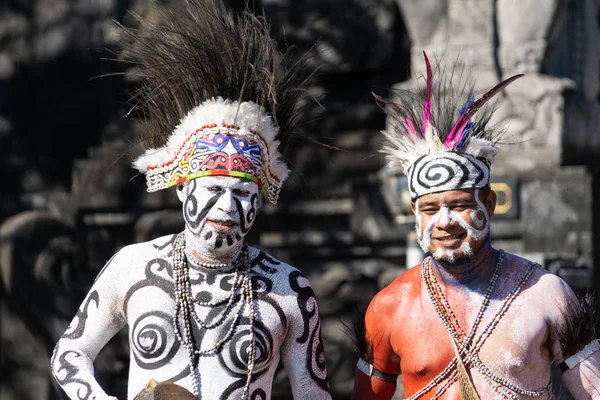 덴파사르/발리-6월 15일 2019: 파푸아 부족 댄서가 발리 아트 페스티벌 2019(페스타 케세니안 발리)에서 공연하기 전에 포즈를 취하고 준비하고 있다. 이것은 공개 및 무료 이벤트입니다. — 스톡 사진
