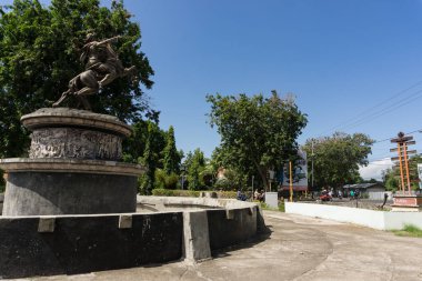 Maumere,Flores/Endonezya-12 Haziran 2014: Maumere, Flores, Endonezya'dan savaşçıların mücadelesinin bir anıtı, Onun adı Teka Iku, binicilik ve kılıç çizmek
