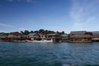 Deniz üzerine inşa edilmiş bir balıkçı köyü, uzun ahşaptan yapılmış evlerden oluşmaktadır. Bu köy Flores denizinde.