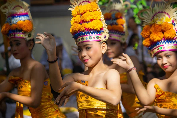 DENPASAR.BALI / INDONESIA-MAY 11 2019: Some beautiful Balinese young girls perform of Rejang Dance during Saraswati Day of Hindu 's ceremony in Bali — стоковое фото