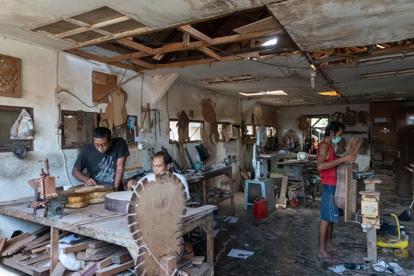 Gianyar, Bali/Indonesien-maj 30 2019: vissa gitarr hantverkare gör klassiska gitarrer gjorda av trä i en trä gitarr verkstad som ägs av I Wayan Tuges i Guwang Village, Gianyar, Bali — Stockfoto