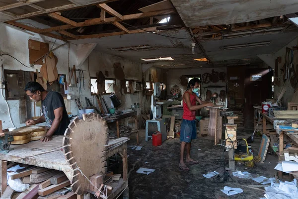 GIANYAR, BALI / INDONESIA-MAY 30 2019: Algunos guitarristas artesanos están haciendo guitarras clásicas de madera en un taller de guitarra de madera propiedad de I Wayan Tuges en Guwang Village, Gianyar, Bali — Foto de Stock