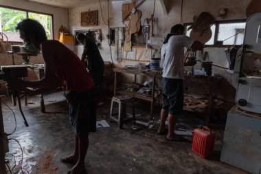 Gianyar,Bali/Endonezya-30 Mayıs 2019: Gitar ustaları Guwang, Gianyar, Bali'de I Wayan Tuges'e ait klasik gitar atölyesinde gitar yapmaya çalışıyorlar.