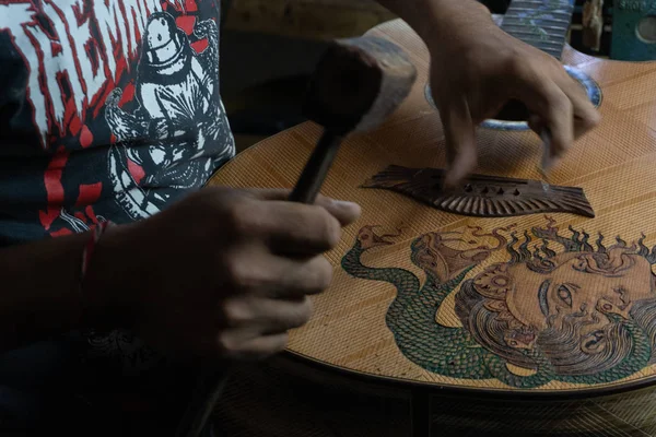 Rzemieślnik gitara jest pomiar i upewnij się, że jest precyzja w drewnianym warsztacie gitarowym w Guwang Village, Gianyar, Bali. Jest to rzeźbiona gitara — Zdjęcie stockowe