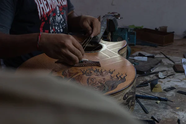 Gianyar, 발리/ 인도네시아 - 2019년 5월 30일: 클래식 기타 장인이 기타 현을 기타와 페어링합니다. 그는 또한 I Wayan Tuges가 소유한 기타 작업장에서 기타 톤을 조정했습니다. — 스톡 사진