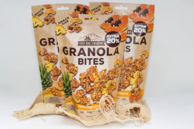 BALI / INDONEZYA-17 Temmuz 2020: Doğu Bali Fındık Gevreği Isırıkları. Bali 'den sağlıklı atıştırmalıklar. Lezzetli ve dört çeşit çeşnili taze. İzole edilmiş beyaz arkaplan.