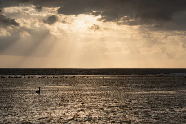 Ray Light Shore Broke Black Clouds Sea Golden Color Atmosphere — Stock Photo, Image