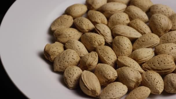 Plan rotatif d'amandes sur une surface blanche — Video