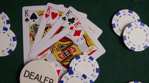 Вращающийся выстрел карт и фишек для покера на зеленой поверхности войлока — стоковое видео