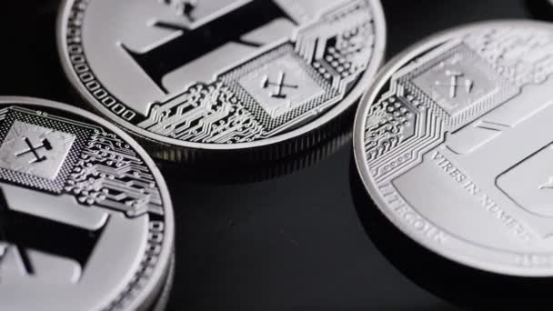 比特币数字加密货币的旋转镜头-比特币液晶奥因 — 图库视频影像