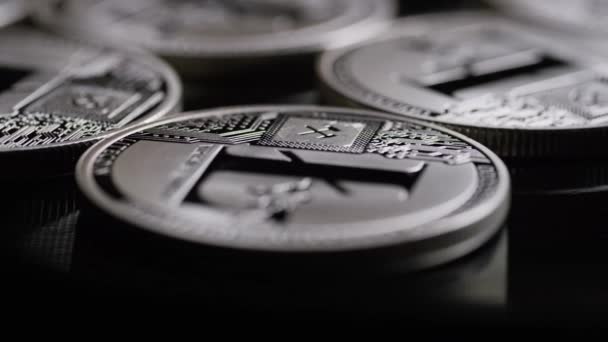 Drehschuss von Bitcoins digitale Kryptowährung - Bitcoin litecoin — Stockvideo