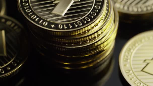 Tiro rotativo de Bitcoins criptomoeda digital - BITCOIN LITECOIN — Vídeo de Stock