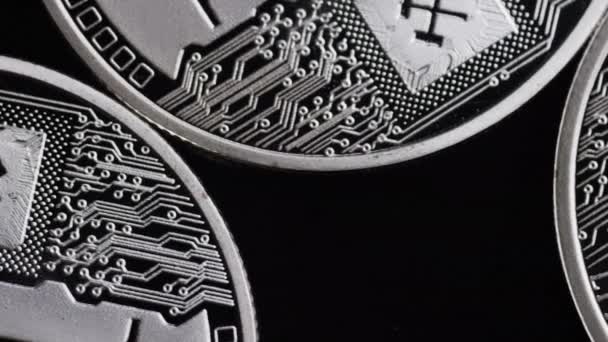 Вращающийся снимок цифровой криптовалюты биткойнов - BITCOIN LITECOIN — стоковое видео
