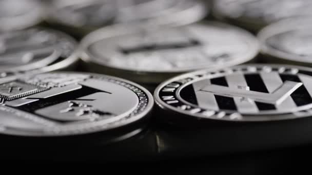 Roterende shot van Bitcoins digitale cryptocurrency-Bitcoin Litecoin — Stockvideo