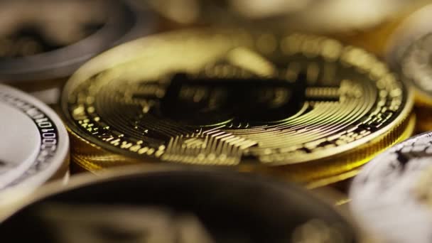 Roterende shot van Bitcoins digitale cryptocurrency-Bitcoin gemengd — Stockvideo