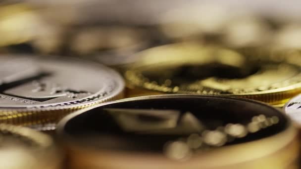 Roterende shot van Bitcoins digitale cryptocurrency-Bitcoin gemengd — Stockvideo