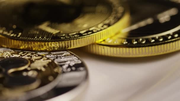 Forgatható lövés bitcoins digitális cryptocurrency-Bitcoin vegyes — Stock videók