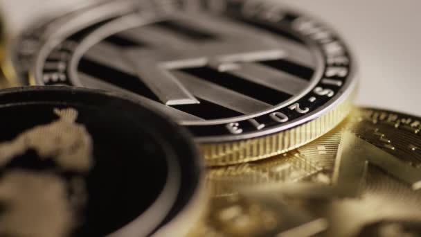 Drehschuss der digitalen Kryptowährung Bitcoins - Bitcoin gemischt — Stockvideo