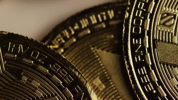 Obrotowy strzał Bitcoins cyfrowej kryptowaluta-Bitcoin Monero — Wideo stockowe
