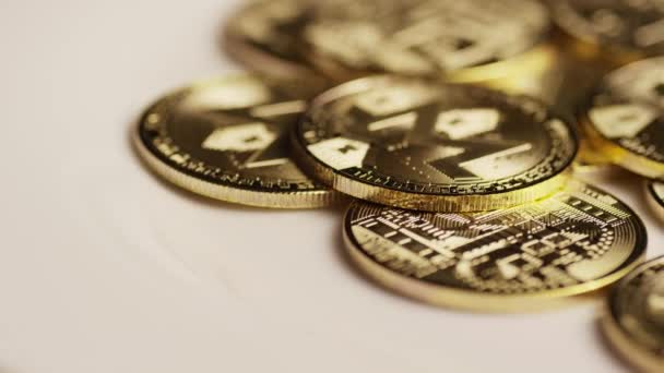 Drehschuss von Bitcoins digitale Kryptowährung - Bitcoin Monero — Stockvideo