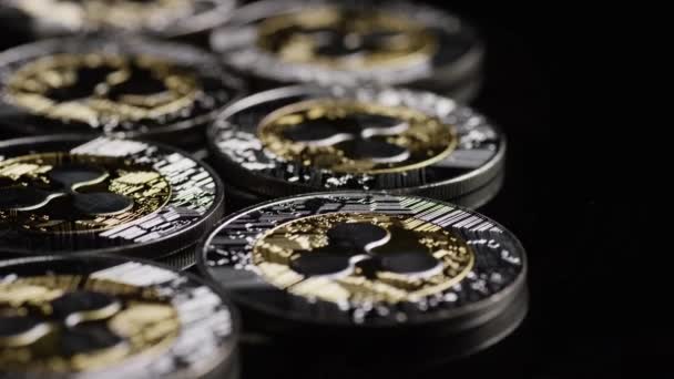 Drehschuss der digitalen Kryptowährung Bitcoins — Stockvideo