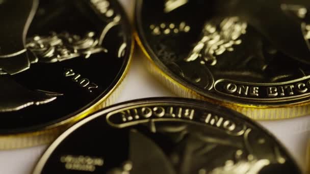 Вращающийся снимок цифровой криптовалюты Titan Bitcoins — стоковое видео